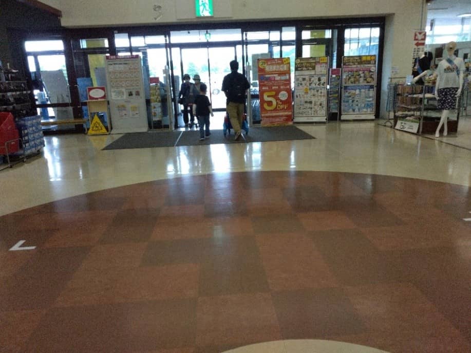 衣料品側出入口店内