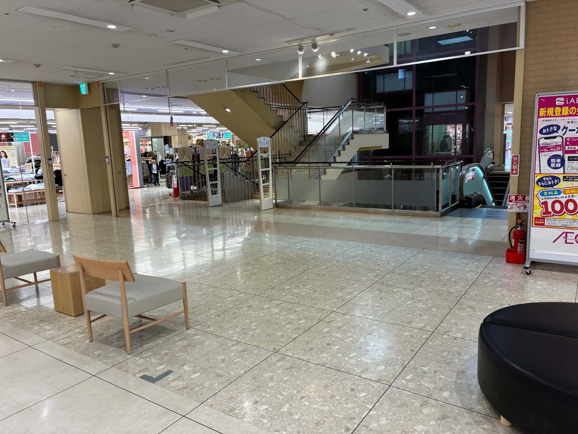 中央上りエスカレーター前