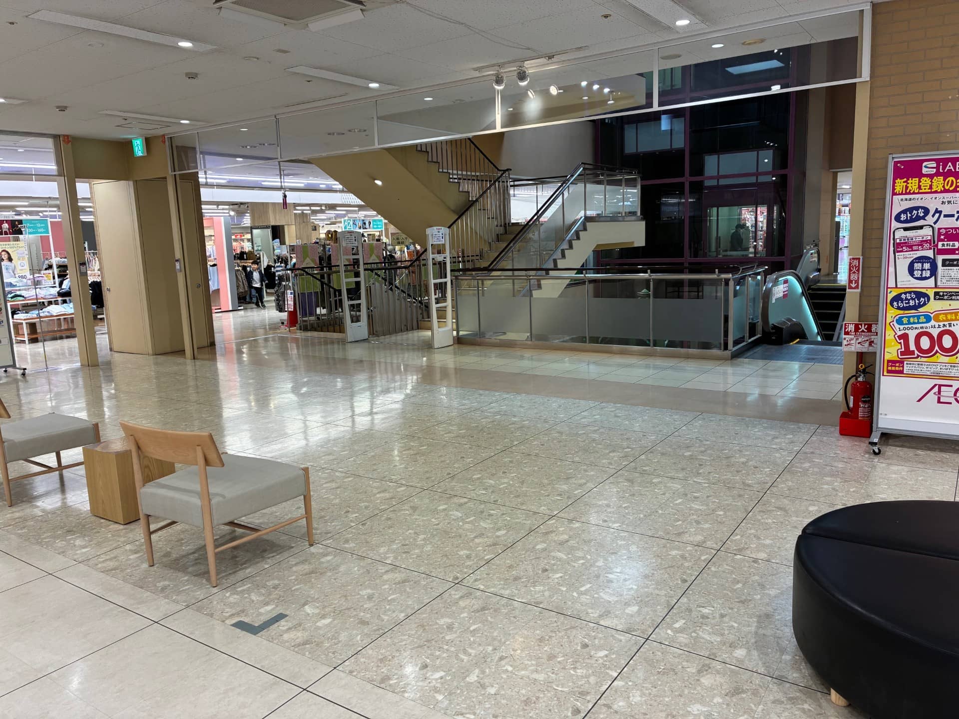 中央上りエスカレーター前