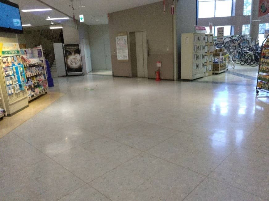 化粧品売場横柱前